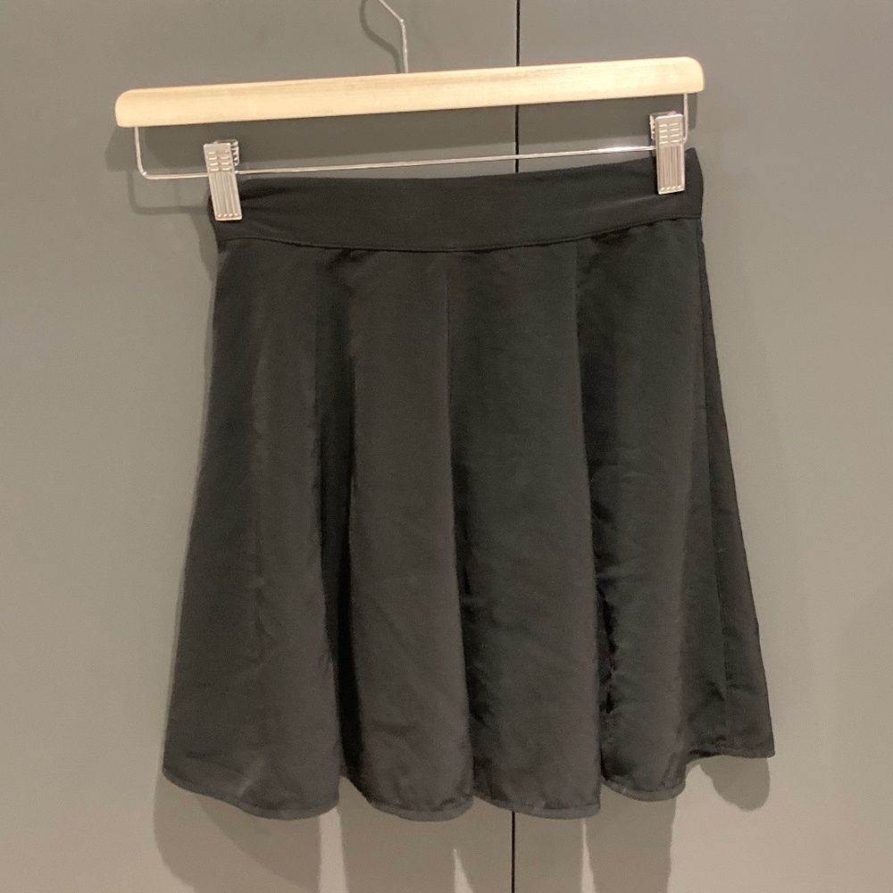Brandy Melville black pleated skirt